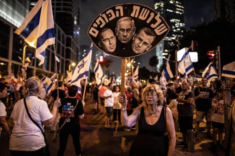 <p>Her hafta olduğu gibi en yoğun katılımlı gösteriye ev sahipliği yapan Tel Aviv'de protestocular Kaplan Caddesi'ndeki Hükümet Kompleksi'nin önünde toplandı.</p>