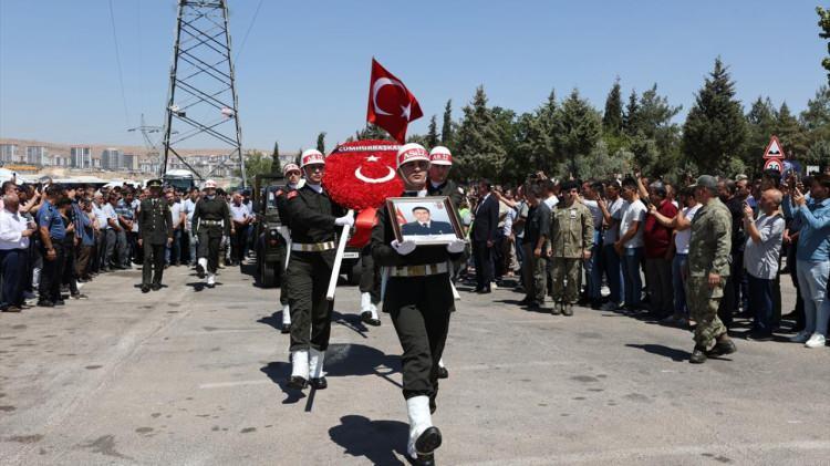 <p>6 şehidin cenazesi askeri uçakla önce Gaziantep`e götürüldü. Şehitler daha sonra memleketlerine uğurlandı.</p>
<p> </p>