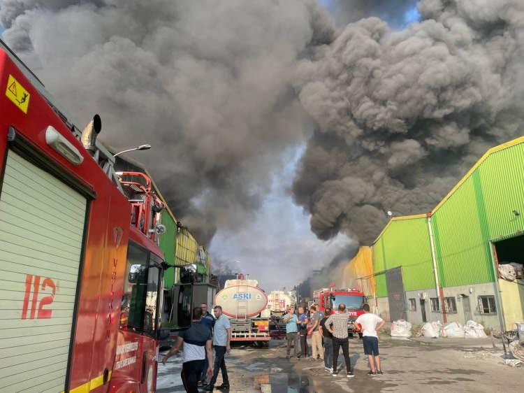 <p>Son dakika haberine göre Adana'da bir geri dönüşüm fabrikasında çıkan yangın, karşısındaki kolonya fabrikasına da sıçradı. </p>

