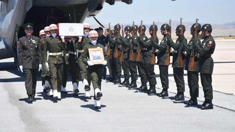 <p>Irak'ın kuzeyinde yürütülen Pençe Kilit operasyonunda şehit olan 6 asker memleketlerine toprağa verildi.</p>