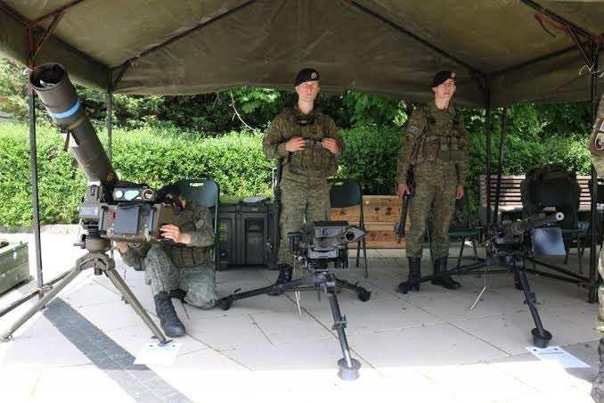 <p>Mayıs 2023’te NATO bünyesinde gerçekleştirilen Defender Europe 2023 Tatbikatı sırasında, Kosova Güvenlik Gücü (FSK) envanterindeki OMTAS Füzesi ilk kez görüntülenmişti. Tatbikat kapsamında yapılan sergide OMTAS Orta Menzilli Tanksavar Füzesi Lançeri ve eğitim füzesi görüldü.</p>
