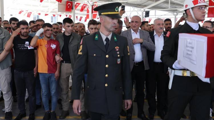 <p>Askeri ve sivil erkanın hazır bulunduğu törene Özdemir`in ailesi ve yakınları katıldı.</p>

<p> </p>
