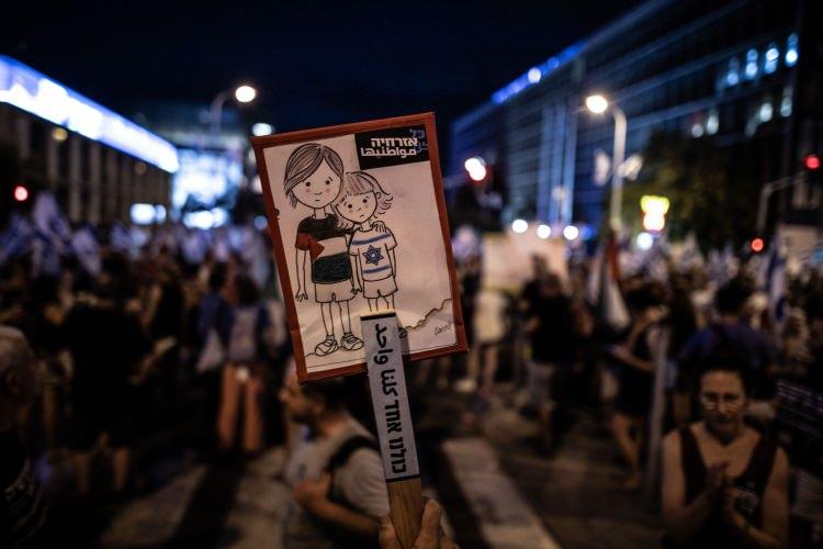 <p>Netanyahu hükümeti, Yüksek Mahkemenin hükümet üzerindeki denetimini kaldıracak yasa tasarısını ülke çapında kitlesel protestolar ve yoğun kamuoyu tartışmalarına rağmen 24 Temmuz'da Meclis'te muhalefetin boykot ettiği oturumda kabul etmişti.</p>
