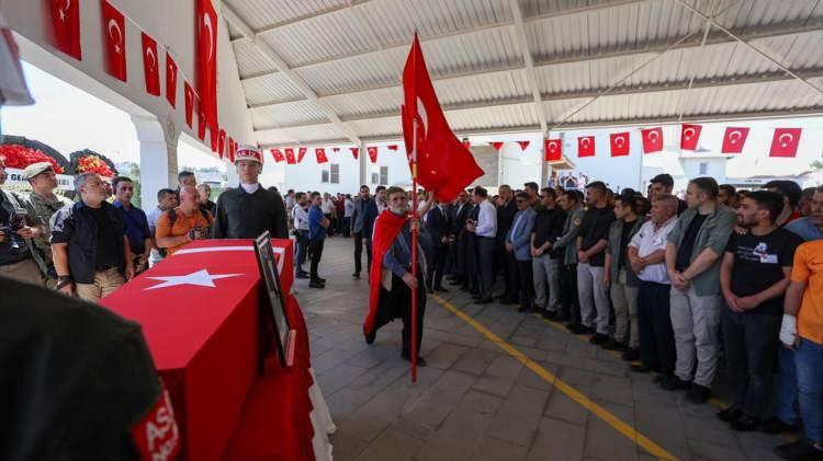 <p>Şehidin memleketi Gaziantep`teki Nakıpoğlu Camii`nde cuma namazı sonrası cenaze namazı kılındı.</p>
<p> </p>