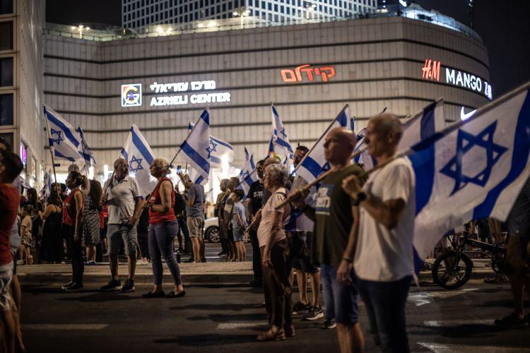 <p>Protesto liderleri, Netanyahu'yu, olası bir anayasal krize yol açarak hukukun üstünlüğünü yok etmeye çalışmakla suçladı.</p>