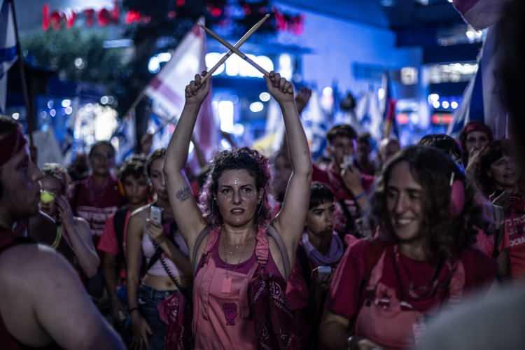 <p>İsrail bayrakları taşıyan protestocular, davullar, düdükler ve havalı kornalarla ritim tutarak, "demokrasi" sloganları attı.</p>