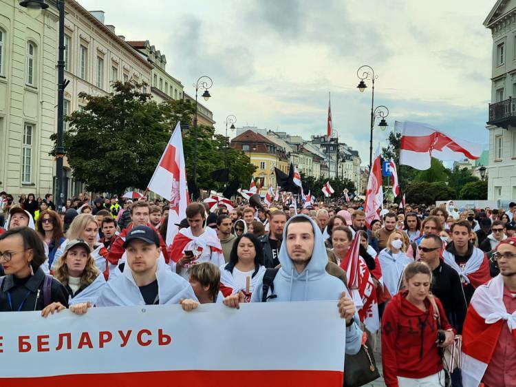 <p>Seçimleri takip eden günlerde ülke genelinde on binlerce muhalif seçimlere hile karıştırıldığı gerekçesiyle protesto gösterisi düzenlemişti. Gösteriler sırasında vatandaşlarla polis arasında çok sayıda çatışma yaşanmış, aylar süren protestolar neticesinde 30 bini aşkın kişinin gözaltına alındığı, binlerce kişi hakkında ise dava açıldığı belirtilmişti.</p>