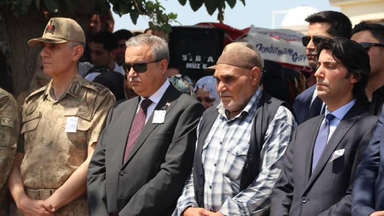 <p>Törene, Vali Ali İhsan Su (sağ 3), Hazine ve Maliye Bakan Yardımcısı Zekeriya Kaya (sağda), Diyarbakır Jandarma Bölge Komutanı Tümgeneral Recep Yalçınkaya (sol), şehidin babası Mustafa Üçdağ (sağ 2) da katıldı.</p>
<p> </p>