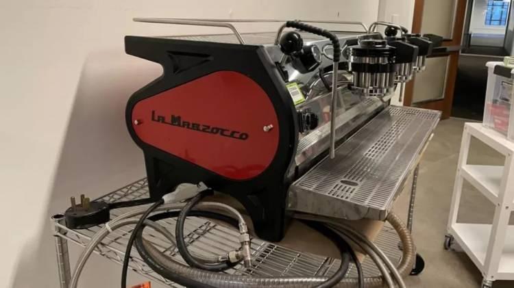 <p><strong>34. Eski kahve barından üst düzey bir La Marzocco Strada 3 espresso makinesi</strong></p>
