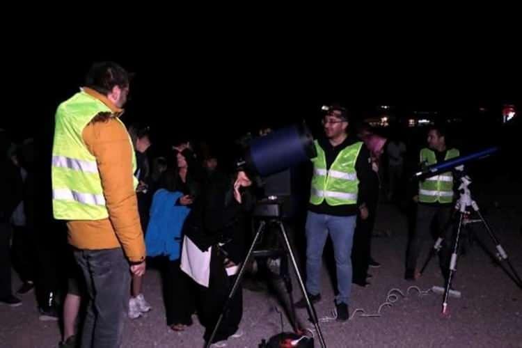 <div>Işık kirliliğinden uzakta gökyüzünü gözlemleyen katılımcılar, teleferiklerle Erciyes'in 2 bin 650 metre yüksekliğine çıktı. Vatandaşlar yanlarında getirdikleri minderlere yatarak, Perseid meteor yağmurunu izledi.</div>
<div> </div>