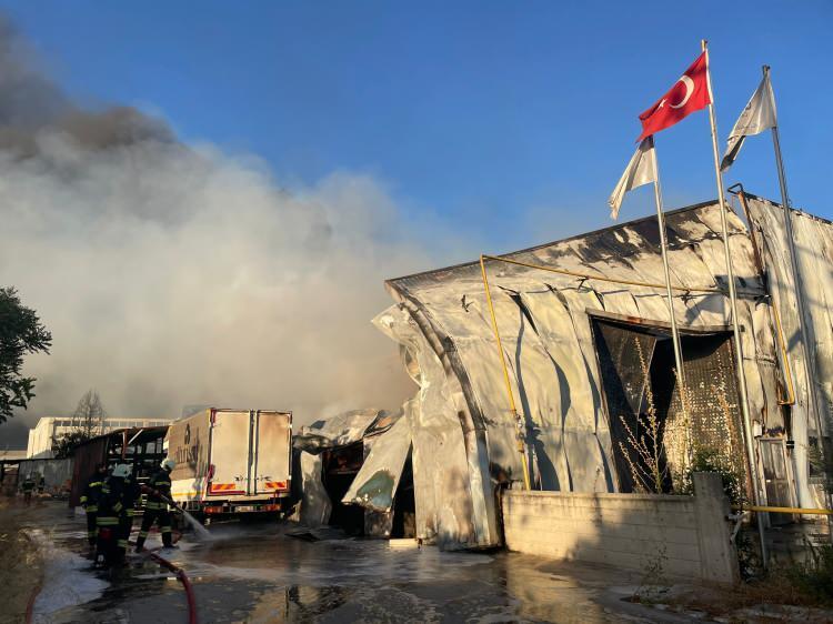 <p>Antalay'da organize sanayi bölgesindeki gıda fabrikasında henüz bilinmeyen nedenle çıkan yangın 2 saatte söndürüldü. </p>
