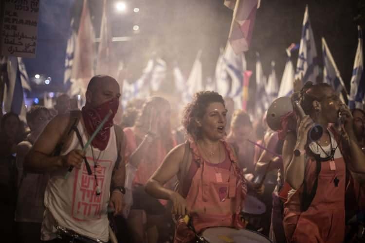 <p>Batı Kudüs'te de protestocular İsrail Cumhurbaşkanı'nın konutunun önünde toplandı.</p>