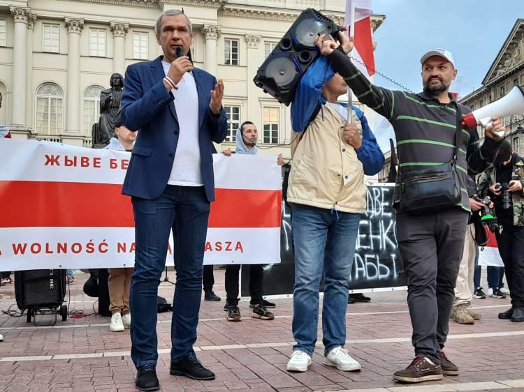 <p>Polonya'nın başkenti Varşova'da yaşayan Belarus vatandaşları 9 Ağustos 2020 yılında gerçekleştirilen Belarus cumhurbaşkanlığı seçimlerinin üçüncü yıl dönümünde yürüyüş ve protesto mitingi düzenledi.</p>
