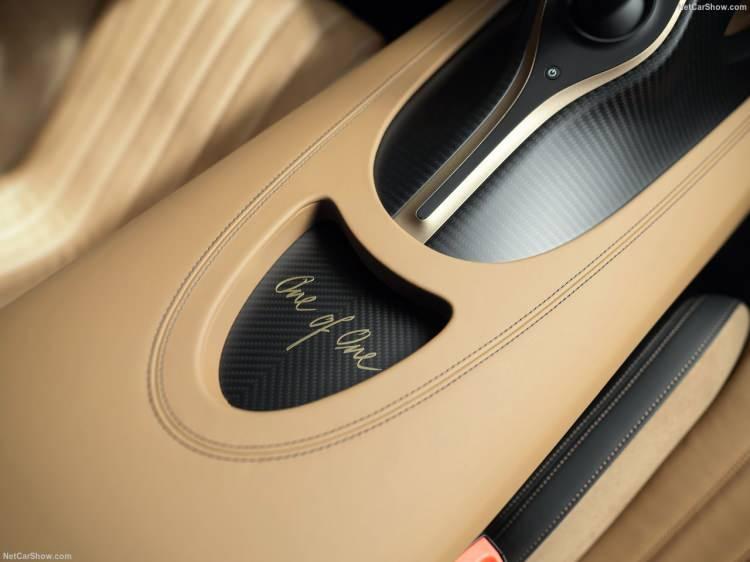 <p>Süper spor otomotiv devi Bugatti, bir müşterisinin isteği üzerine tasarladığı ve inşa ettiği dünyadaki tek "Chiron Super Sport Golden Era" modelini tanıttı</p>
