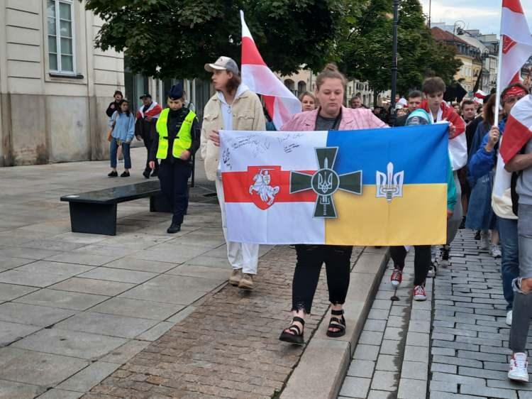 <p><strong>NE OLMUŞTU?</strong></p>
<p>Belarus Seçim Komisyonu, 9 Ağustos 2020 tarihinde Belarus'ta düzenlenen cumhurbaşkanlığı seçimlerini ülkeyi 26 yıldır yöneten Aleksandr Lukaşenko'nun kazandığını açıklamıştı. Lukaşenko'nun yüzde 80, en yakın rakibi Sviatlana Tsikhanouskaya'nın ise yüzde 10.12 oy aldığı açıklanırken, Tsikhanouskaya seçim sonuçlarını tanımadıklarını bildirmişti. </p>