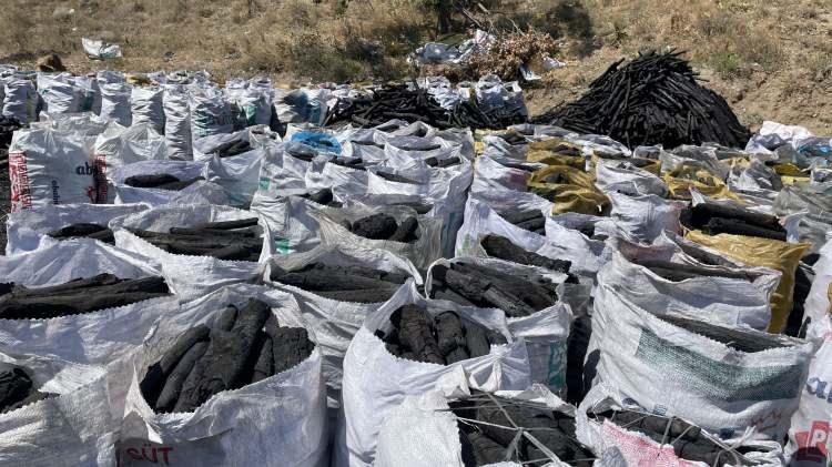 <p>Doğanlı köyü meşelik alanda ailesiyle mangal kömürü yapan 41 yaşındaki Ekrem Esen, AA muhabirine, 15 yıldır mangal kömürü ürettiklerini söyledi.</p>