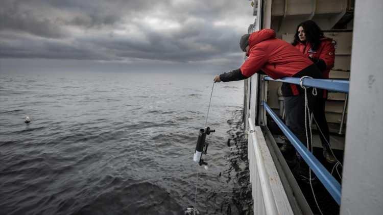 <p>Dünyanın geleceğine ışık tutan sefer ekibi, Barents Denizi`nde örnekleme noktalarında 14 farklı proje için bilimsel araştırmalarını gerçekleştirdi.</p>