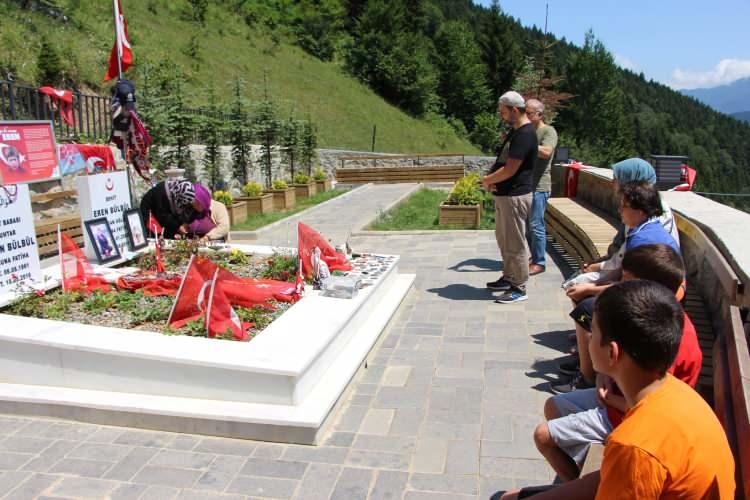<p>Trabzon'un Maçka ilçesinde bölücü terör örgütü mensupları tarafından açılan ateş sonucu 11 Ağustos 2017 tarihinde şehit edilen Eren Bülbül geçen 6 yıla rağmen unutulmuyor. Evinin yanındaki mezarı ziyaretçi akınına uğrayan Eren Bülbül'ün annesi Ayşe Bülbül oğlunun mezarı başından ayrılmıyor.</p>

