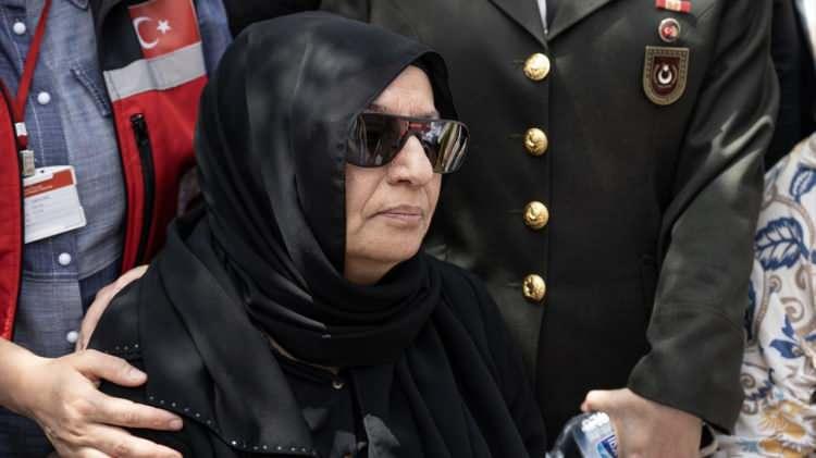 <p>Şehidin annesi Tülay Altınbaş ile yakınları, gözyaşı döktü.</p>
<p> </p>