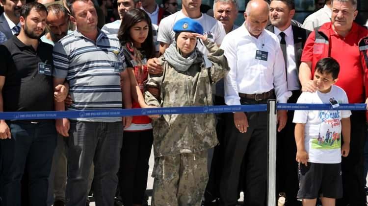 <p>Şehidin kız kardeşi Zümrüt Alma, cenazeyi, kardeşinin giydiği askeri üniforma ile selam vererek karşıladı.</p>
<p> </p>