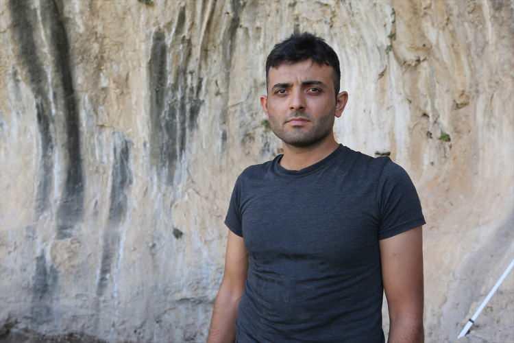 <p>Kazıda gönüllü olarak görev alan MAÜ Arkeoloji Bölümü 3. sınıf öğrencisi Halil Mutlu da kazı ekibinde yer almaktan ve buluntulara tanıklık etmekten mutluluk duyduğunu belirterek, ileride bu konuda yüksek lisans yapmayı planladığını söyledi.</p>
<p> </p>