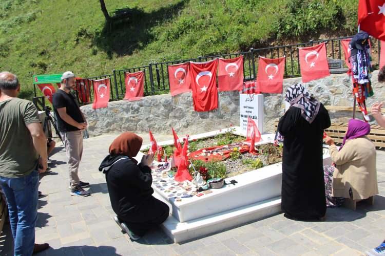 <p>Aradım ama cevap veren yok. Ben anladım ki benim oğlum şehit edildi. Yayladan buraya gelene kadar beni kandırıyorlar ama telefon elimde hiç durmadan Eren'i aradım. </p>
