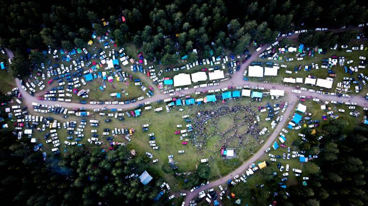 <p>Gürcistan’a sınır 18 köyün ortak buluşması anlamına gelen festival yöre halkı tarafından Gürcü Festivali olarak da biliniyor. Farklı illerinden katılan yüzlerce kişi, yöresel sanatçılarının Türkçe ve Gürcüce seslendirdiği şarkı ve türküler eşliğinde horon oynadı.</p>
