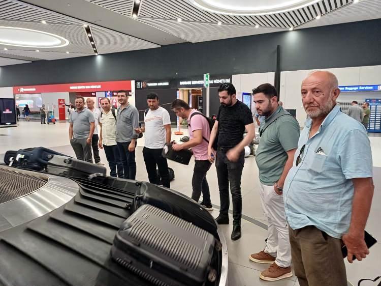 <p><strong>-"DEVLETIMIZE VE YETKİLİLERİMİZE TEŞEKKÜR EDERIZ"</strong></p>
<p>Türkiye'ye dönmek için biletlerinin daha önce ertelendiğini belirten yolculardan Tuğyan Işık ise ülkede elektrik kesintisinden kaynaklı bazı sistemsel sorunların yaşandığını ifade ederek "Devletimize ve yetkililerimize teşekkür ederiz. Muhtemelen özel izinle bu sefer yapılmış. Çünkü biletlerimizi devamlı erteliyorduk. En son özel izinle uçak gelince Orada Nijer, Nijerya'dan elektriği alıyor. Nijerya da elektriği kesince kendi iç elektrik ihtiyaçları çok kısıtlı. Günün 2-3 saati elektrik var, geri kalanında yok. İnternet ona bağlı, su ona bağlı. Sistemsel çok problemler yaşandı." diye konuştu.</p>