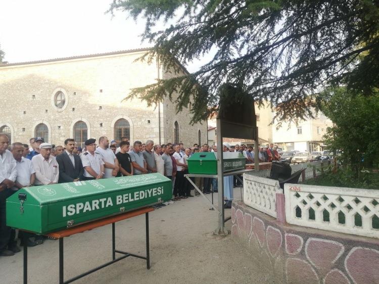 <p>Cenazelerin ilçeye getirildiği sırada cinayete kurban gidenlerin yakınları gözyaşı döktü. Abdulgaffar Camii'nde kılınan cenaze namazlarının ardından İmran Karakoç, Osman Karakoç, Adnan Karakoç ve Bedrettin Deniz ilçe mezarlığında yan yana toprağa verildi.</p>