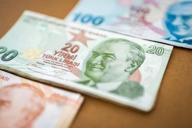 <p>Ev kadınları aylık 4.292,52 lira yerine 2.861,68 lira prim ödeyerek emekli olabilecek. Mevcut tutar üzerinden devlet ev kadınlarına yıllık 17.170 lira destek sağlamış olacak. Burada asgari ücret arttıkça prim desteği de yükselecek.</p>
