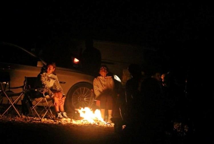 <div>Havanın soğuk oluşundan dolayı bazı vatandaşlar ateş yakarken, bazıları da çadır kurarak gökyüzündeki meteor geçişlerini izledi. Perseid meteor yağmuru Antalya’da yoğun olmasa da aralıklara farklı noktalardan geçişler görüldü.</div>
<div> </div>
