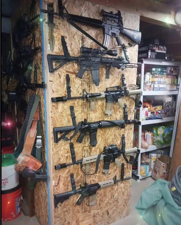 <p>Dosyada, Robertson'un 70-75 yaşlarında olduğu ve AR-15 tarzı yarı otomatik tüfek taşıdığı vurgulandı.</p>