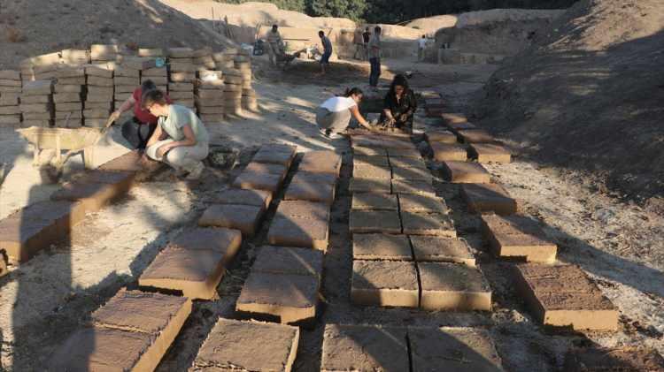 <p>Saray duvarları kalıntılarının bazı bölümlerinde deprem sonrası hasar oluşan höyükte, Kültür ve Turizm Bakanlığı öncülüğünde onarım ve koruma çalışması başlatıldı.</p>