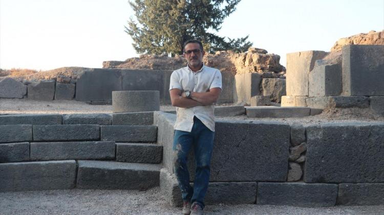 <p>Akar, eserin tarihinin, Orta Tunç Dönemi`ne uzandığına dikkat çekerek, şöyle devam etti: "<strong>Orta Tunç olarak tanımladığımız dönemde bu bölgenin krallarının ekonomik güce sahip olduğunu görüyoruz. Bunun da yazılı belgelere yansıdığı şaşırtıcı örneklerle karşımıza çıkıyor. Bu tablette, Alalah`ın bilinen ilk kralı Yarim-Lim`in başka bir kenti satın almak istediğini ve bu vesileyle bir anlaşma yaptığını görüyoruz. Bu bize aslında bu bölgedeki kralların başka bir kenti satın alabilecek ekonomik güce ve potansiyele sahip olduğunu gösteriyor.</strong>"</p>
