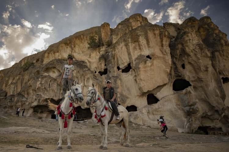 <p>Tarihi Frig Vadisi'nin uzantılarının bulunduğu Afyonkarahisar İhsaniye ilçesine bağlı Frigya, her yıl yerli ve yabancı turistleri ağırlıyor.</p>