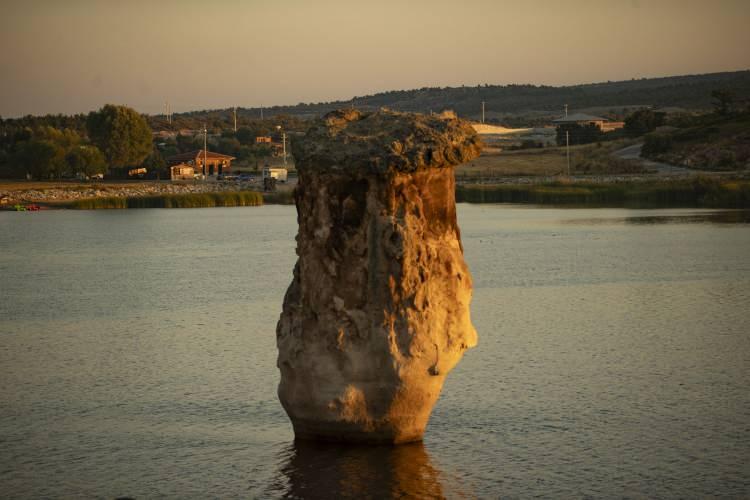<p>3 bin yıllık geçmişe sahip vadi; uzantılarının bulunduğu Ayazini köyü, Göynüş Vadisi ve Emre Gölü etrafındaki tarihi kaya yerleşimleri, oyma kaya mezarlar ve peribacalarının bulunduğu mekanlar ile ilgi görüyor.</p>