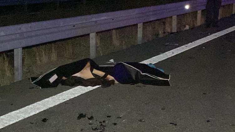<p>Kazada sürücü Mehmet Deliaslan ve kimliği belirlenemeyen bir şahıs olmak üzere 2 kişi hayatını kaybederken, 12 kişi de yaralandı.</p>
