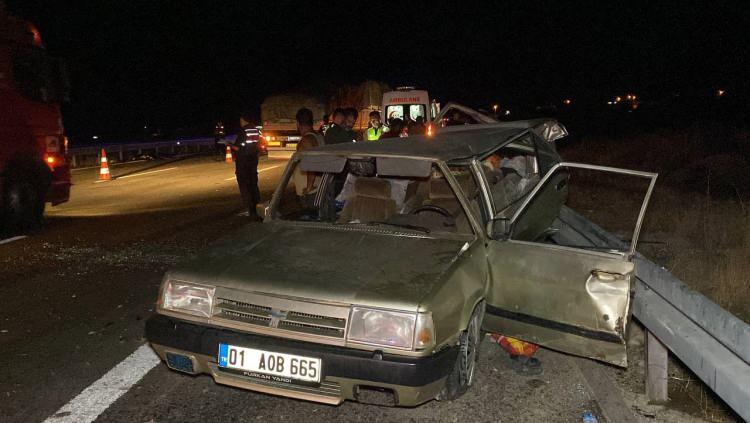 <p>Niğde’den Ankara istikametine seyreden Ferdi Taş idaresindeki 01 ADO 665 plakalı otomobil, Mehmet Deliaslan yönetimindeki 51 KZ 102 plakalı otomobil ve Hüseyin Büyükyaldız'ın kullandığı 01 ABV 283 plakalı hafif ticari araçla çarpıştı.</p>
