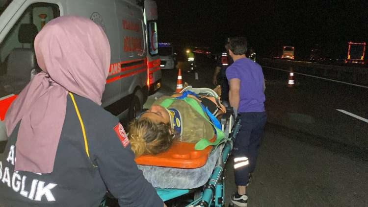 <p>Kazayı gören diğer sürücüler durumu hemen 112 Acil Çağrı Merkezine bildirdi. İhbar üzerine olay yerine çok sayıda ambulans, polis, jandarma, İl Afet Acil Durum (AFAD) ve itfaiye ekipleri sevk edildi.</p>
