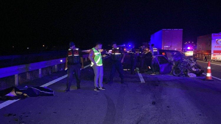 <p>Kimlikleri belirlenemeyen yaralılardan 6’sının durumunun ağır olduğu öğrenilirken, jandarma ve polis ekipleri yolda güvenlik önlemleri aldı.</p>
