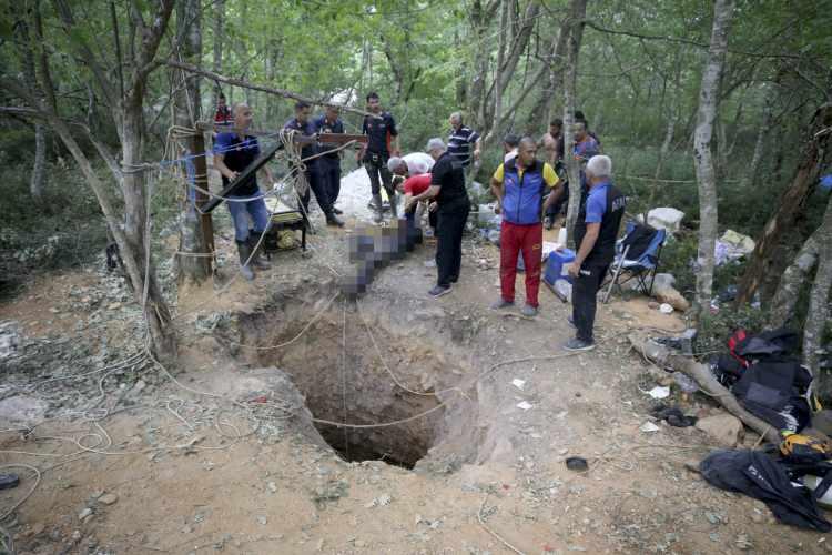 <p>Bölgeye ulaşan ekipler, 1,5 metre genişliğinde 13 metre derinliğinde kazılan çukurda mahsur kalan 3 kişinin kurtarılması için çalışma başlattı.</p>
