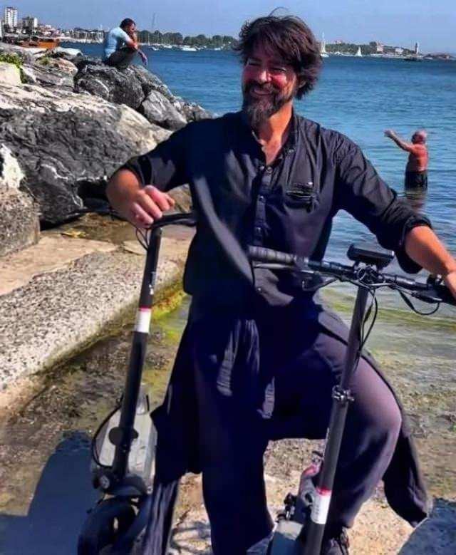 <p>Arkadaşlarıyla Kadıköy'de video çeken Uğur Pektaş'a "Murak komiser Arka Sokaklar'a dön", "Çok yakışıklısın", Adam hâlâ çok cool" yorumları geldi.</p>
<p> </p>