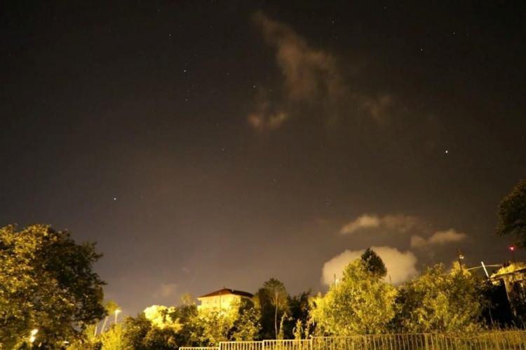 <div>Dün saat 21.00'den gün doğumuna kadar net olarak gözükmesi beklenen görsel şölenin yılda sadece bir defa gerçekleştiği bilinirken, uzmanlar şehir ışıklarından uzak karanlık bölgeleri tercih edenlerin saatte yaklaşık 100 meteoru gözlemleme fırsatı yakalayabileceğini belirtiyor.</div>
<div> </div>