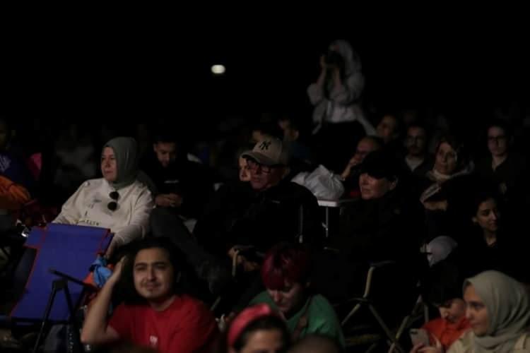 <div>Karacabey Belediye Başkanı Ali Özkan, etkinliğin dördüncü yılı olduğunu ifade ederek, "Türkiye'nin birçok yerinde bu doğa olayı gözlemlense de Karacabey'e gerçekten ilgi çok büyük. Biz bile buraya gelirken zorlandık. Gerçekten bir izdiham var. Bizler bu tür etkinlikleri artarak devam ettirmek istiyoruz" dedi.</div>
<div> </div>