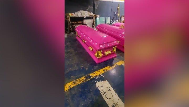 <p>Cenaze evinin sahibi Isaac Villegas, Cuma günü yaptığı açıklamada Barbie filminin Temmuz ayındaki galasından önce, müşterilerine Barbie temalı pembe metal tabut seçeneği sunduğunu söyledi. Tabutların kumaş astarları Barbie’nin resimleriyle süslenirken, küçük beyaz yıldızlar da resimlere eşlik etti. </p>
