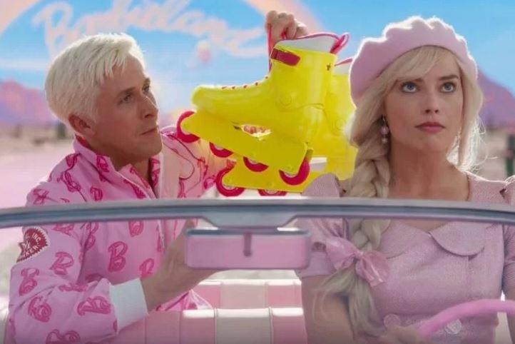 <p>Başrollerinde Margot Robbie ve Ryan Gosling'li Barbie, pembe rengi ve şarkısı ile her yerde izleyenlerin karşısına çıkıyor. Gündemden düşmeyen Barbie akımı tüm dünyada tüketim çılgınlığına neden olurken El Salvador’da son olarak yapılan bu çılgınlığın ne kadar uç bir noktaya çıkabildiğini ortaya koydu. </p>
