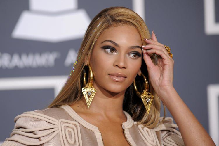 <p>Dünyaca ünlü şarkıcı Beyonce son dönemde hayranlarına yaptığı jestlerle konuşuluyor. Konsere 2 saat geciken ünlü yıldız konser sonrası hayranlarının sıkıntı yaşamaması için metroya 100 bin dolar ödedi. </p>
