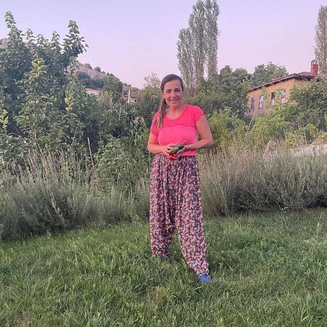 <p><strong>Birçok beğeni ve yorum alan Kara, Özge Özberk, Ayça Erturan, Seda Bakan ve Seren Fosforoğlu gibi ünlü isimlerden de ilgi gördü.</strong></p>