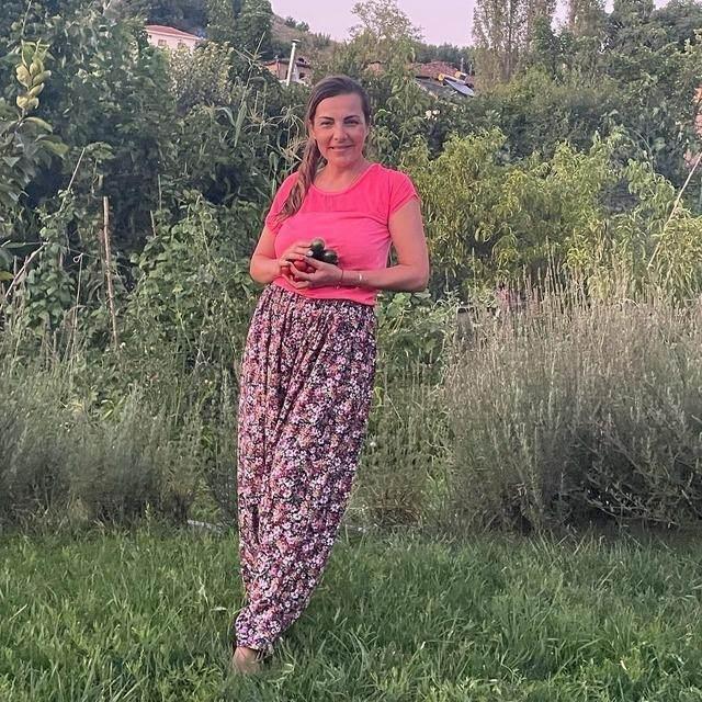 <p><strong>Bu kez şalvar giyinip sebze toplayan Kara, Paylaşımına "Bahçemi ve köylü kimliğimi ihmal ettiğimi düşünmeniz beni üzer." notunu düşütü</strong></p>