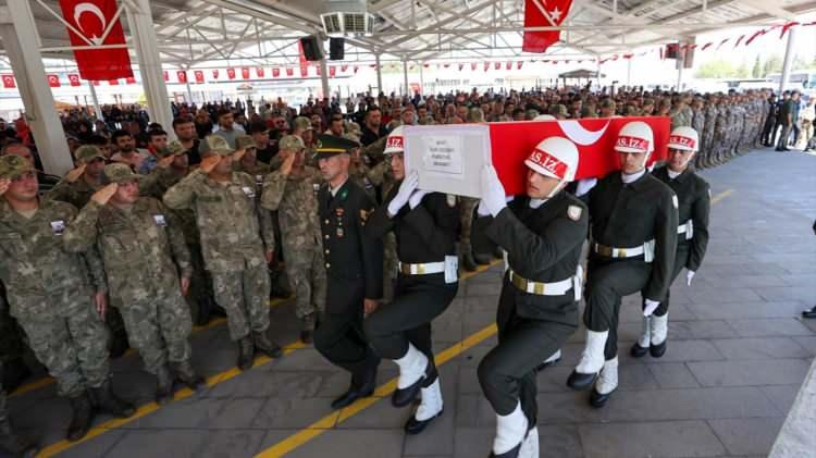 <p>Irak`ın kuzeyinde yürütülen Pençe Kilit Operasyonu`nda görevliydiler. Terör örgütü PKK üyelerinin açtığı taciz ateşiyle şehit oldular.</p>